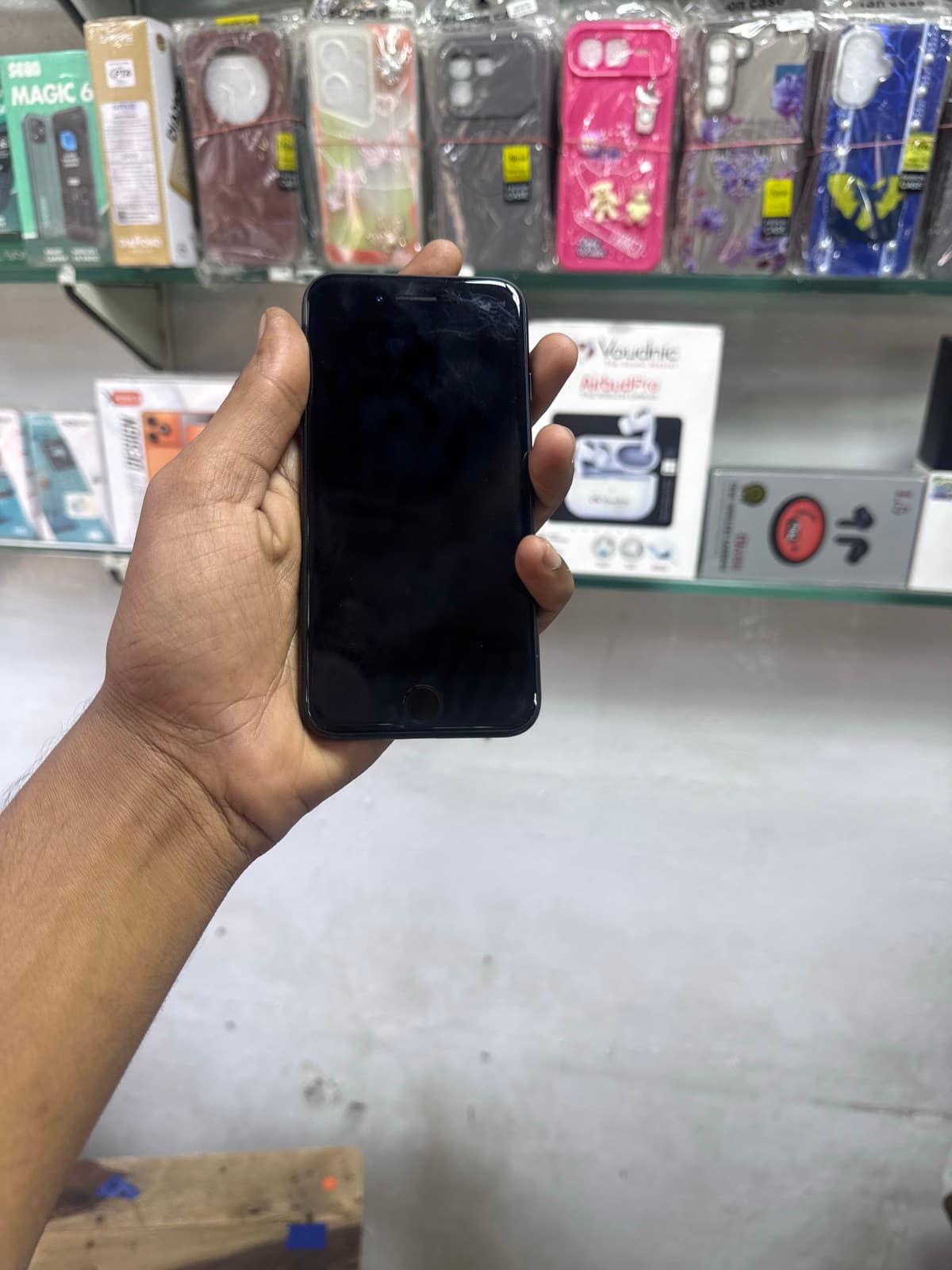 Apple iPhone SE (2020) 64GB in Black — photo 2