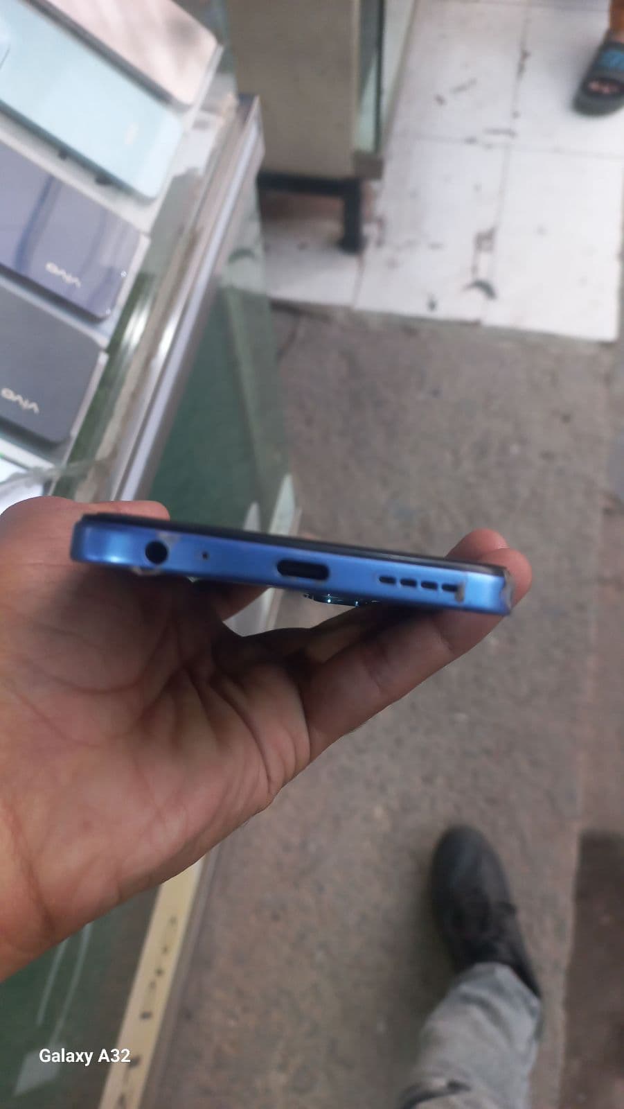 Infinix Hot 60i 6GB / 128GB in Shadow Blue — photo 3