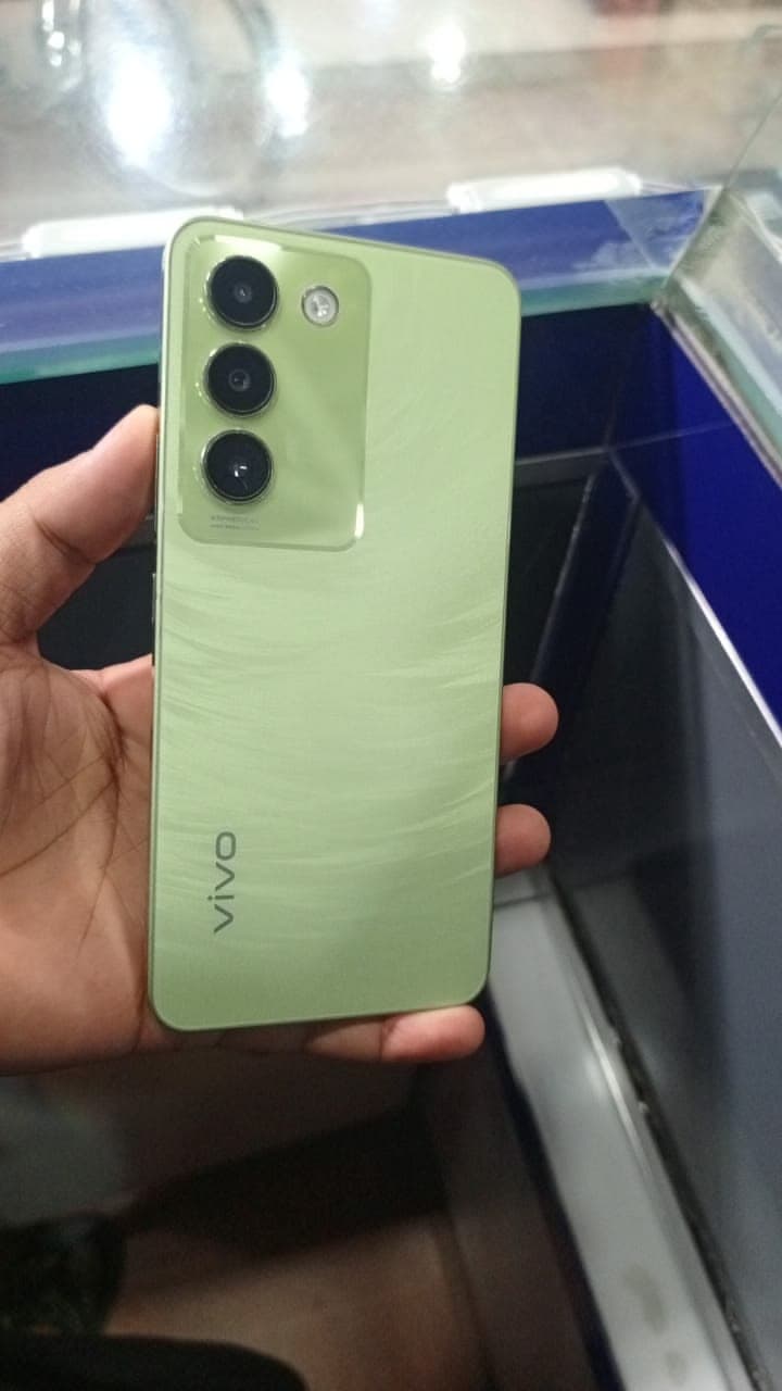 Vivo Y100 8GB / 256GB in Breeze Green — photo 3