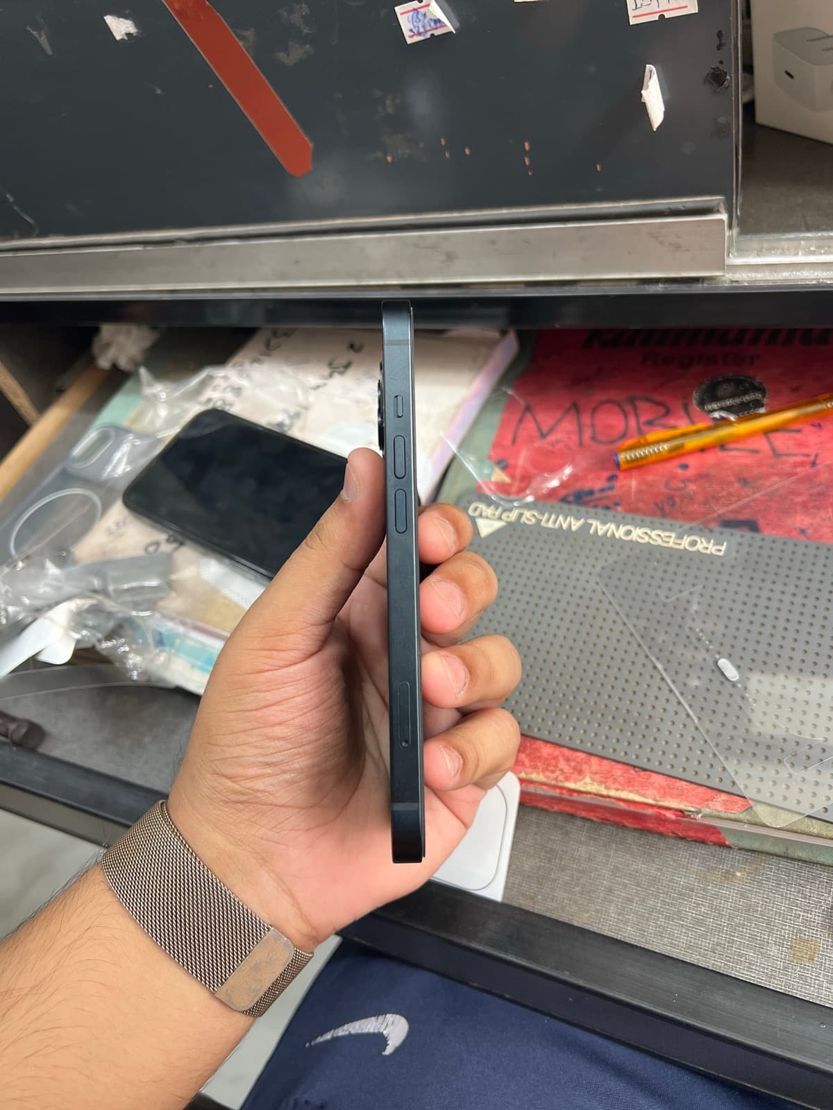 Apple iPhone 13 128GB in Midnight — photo 3