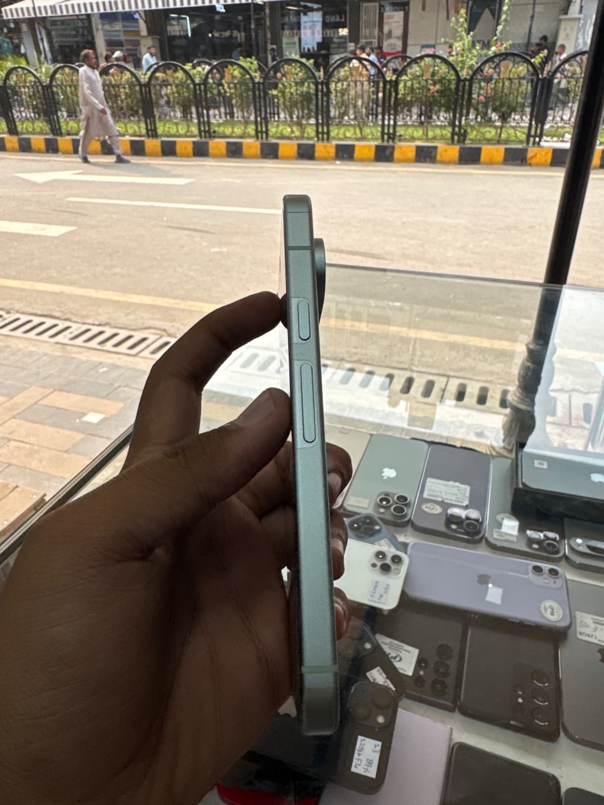 Google Pixel 9 12GB / 128GB in Wintergreen — photo 3