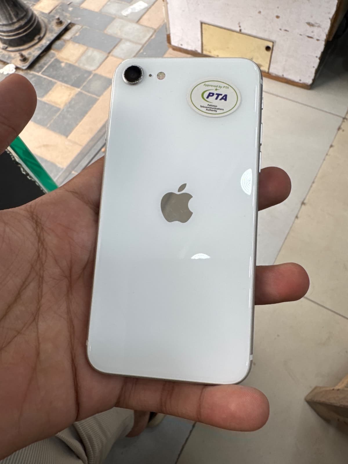 Apple iPhone SE (2022) 64GB in Starlight — photo 1