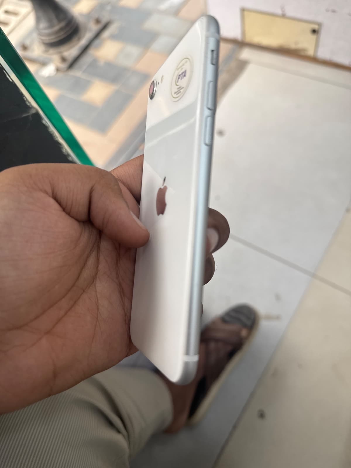 Apple iPhone SE (2022) 64GB in Starlight — photo 2