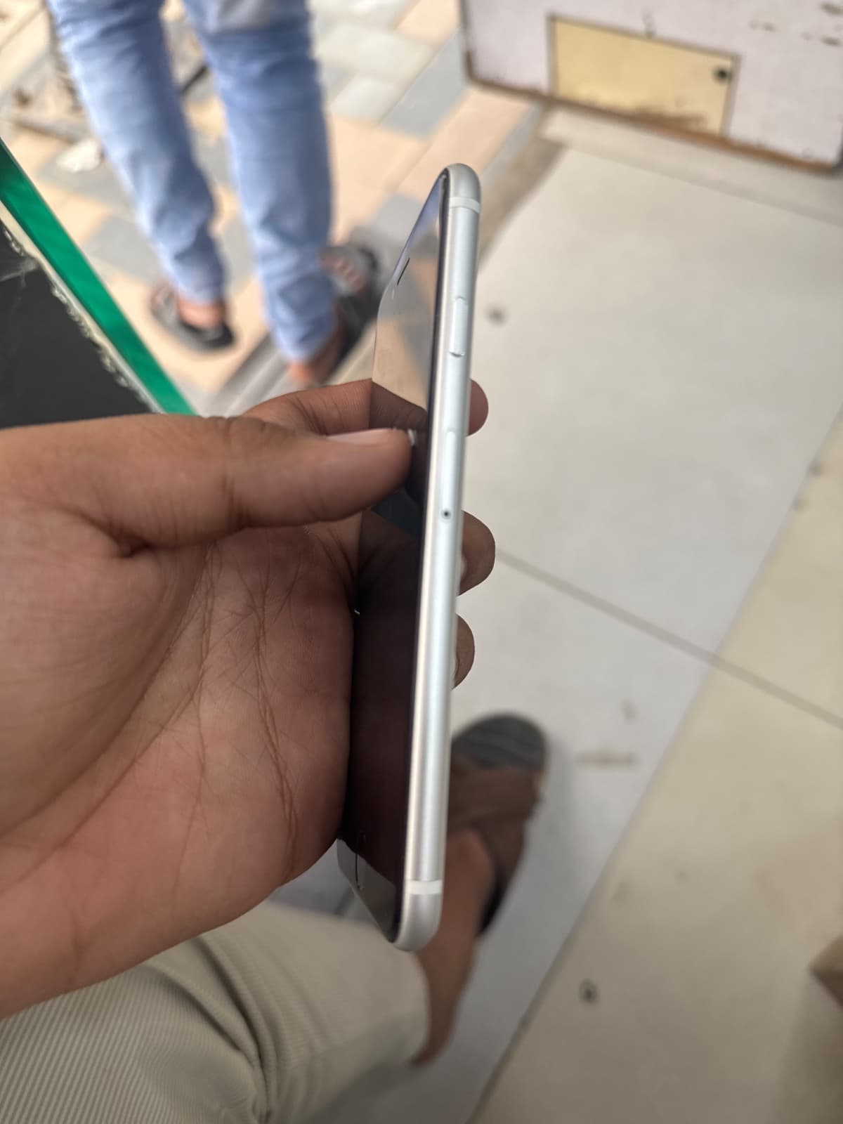 Apple iPhone SE (2022) 64GB in Starlight — photo 3
