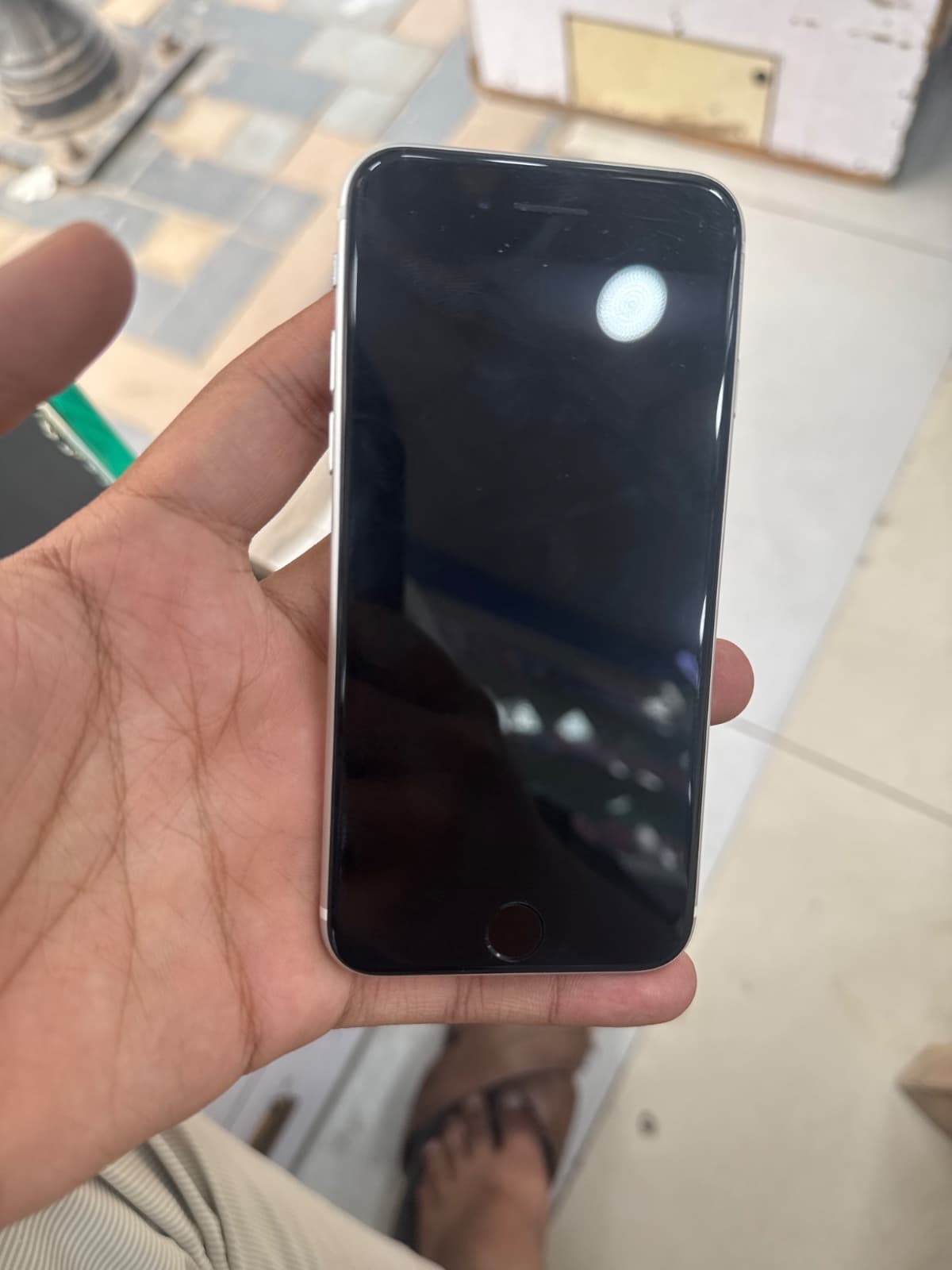 Apple iPhone SE (2022) 64GB in Starlight — photo 4