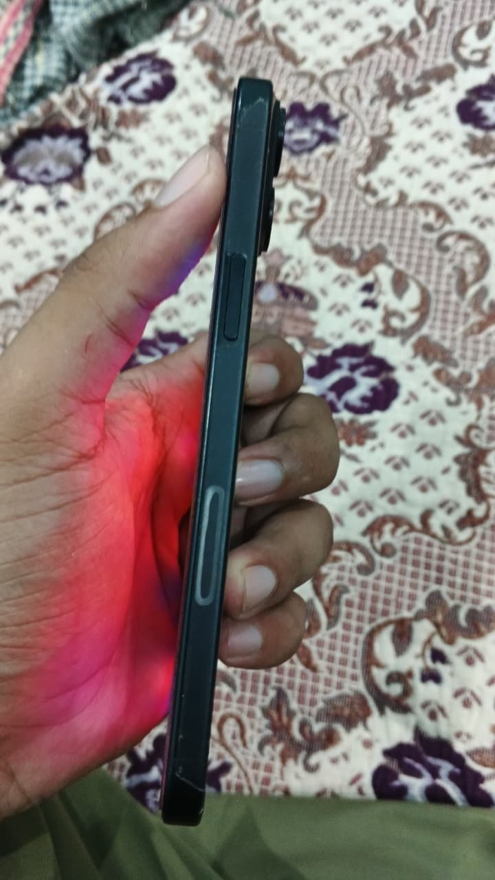 Apple iPhone 15 Plus 128GB in Black — photo 2