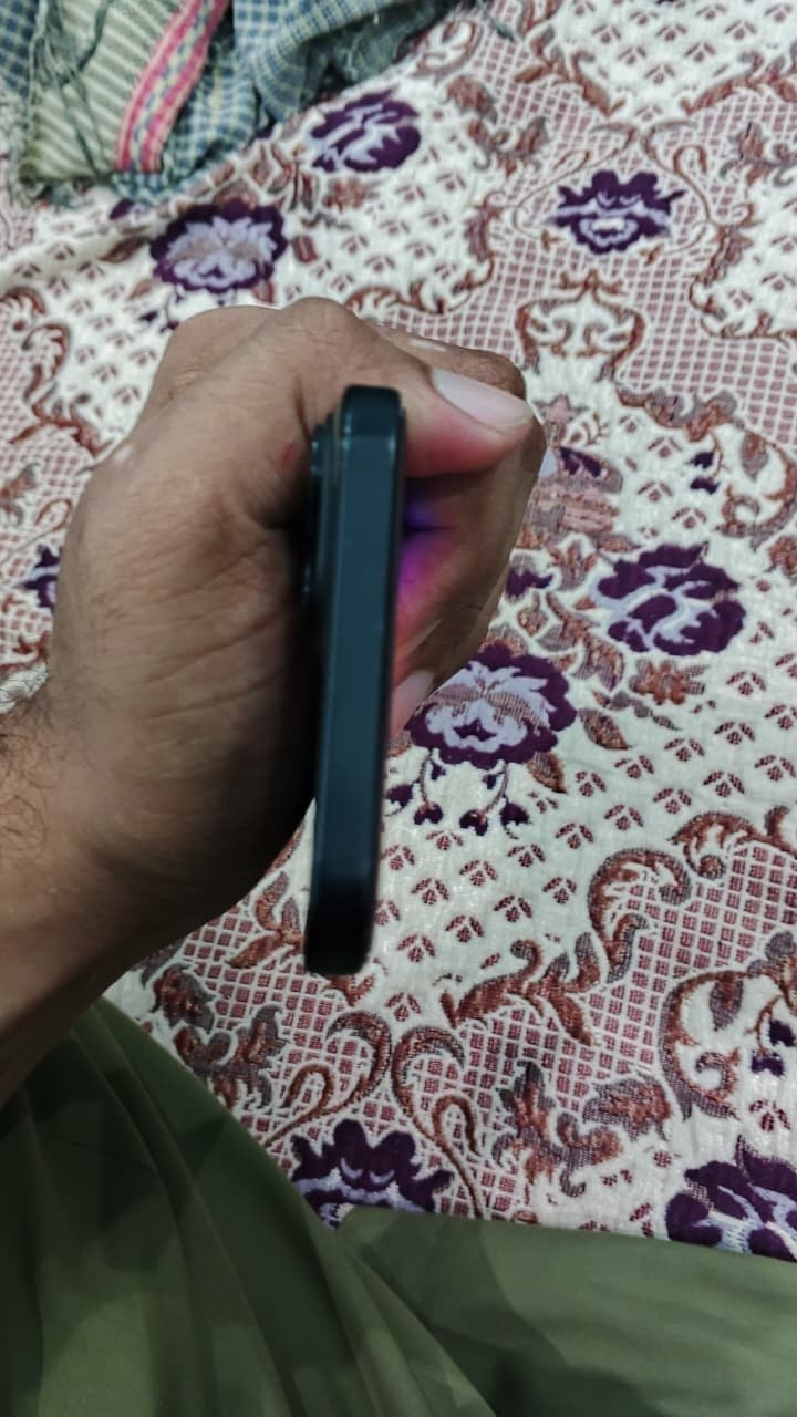 Apple iPhone 15 Plus 128GB in Black — photo 5