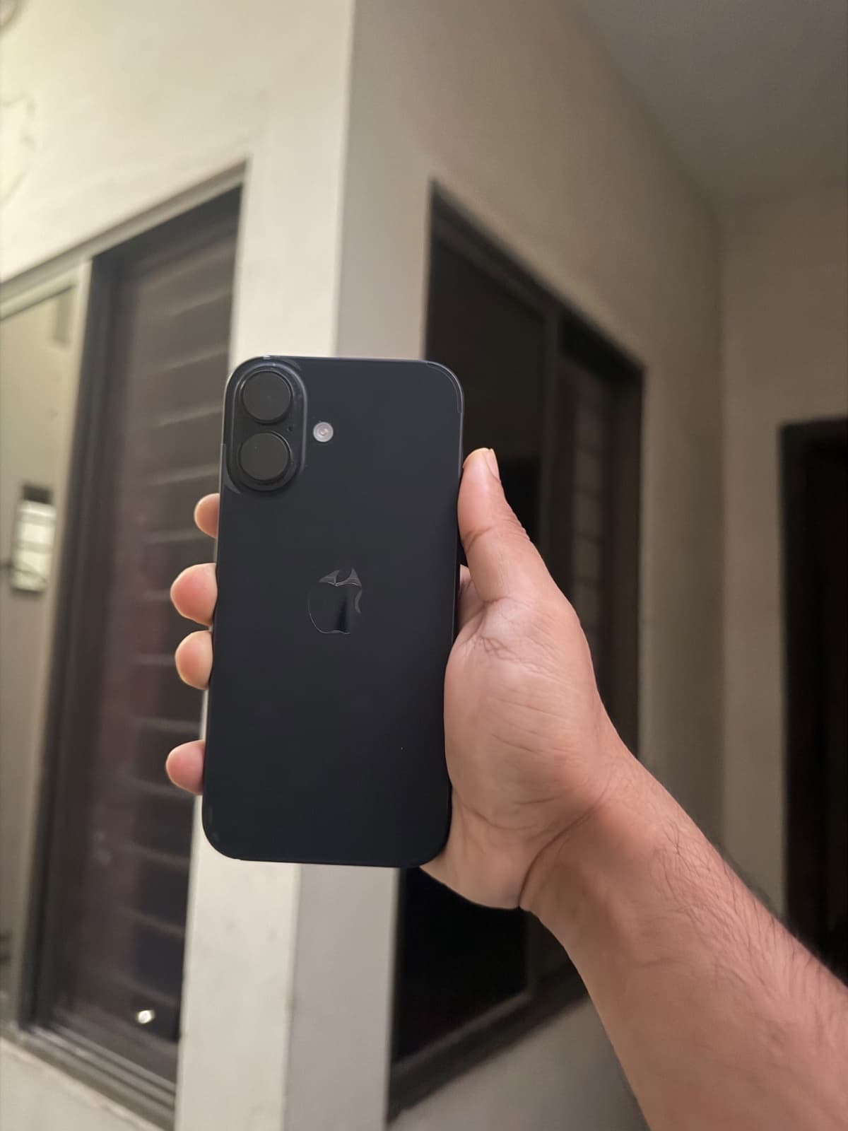iPhone 16 · 128GB
