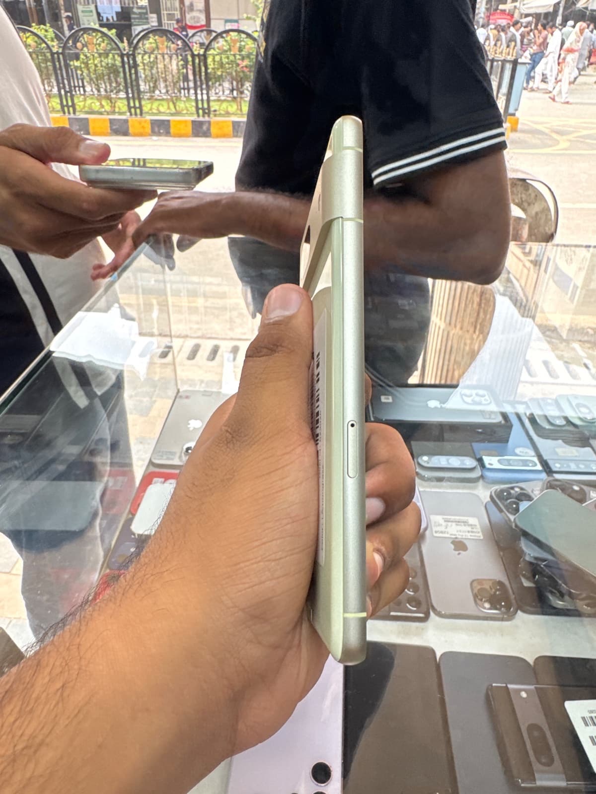Google Pixel 7 8GB / 128GB in Lemongrass — photo 2