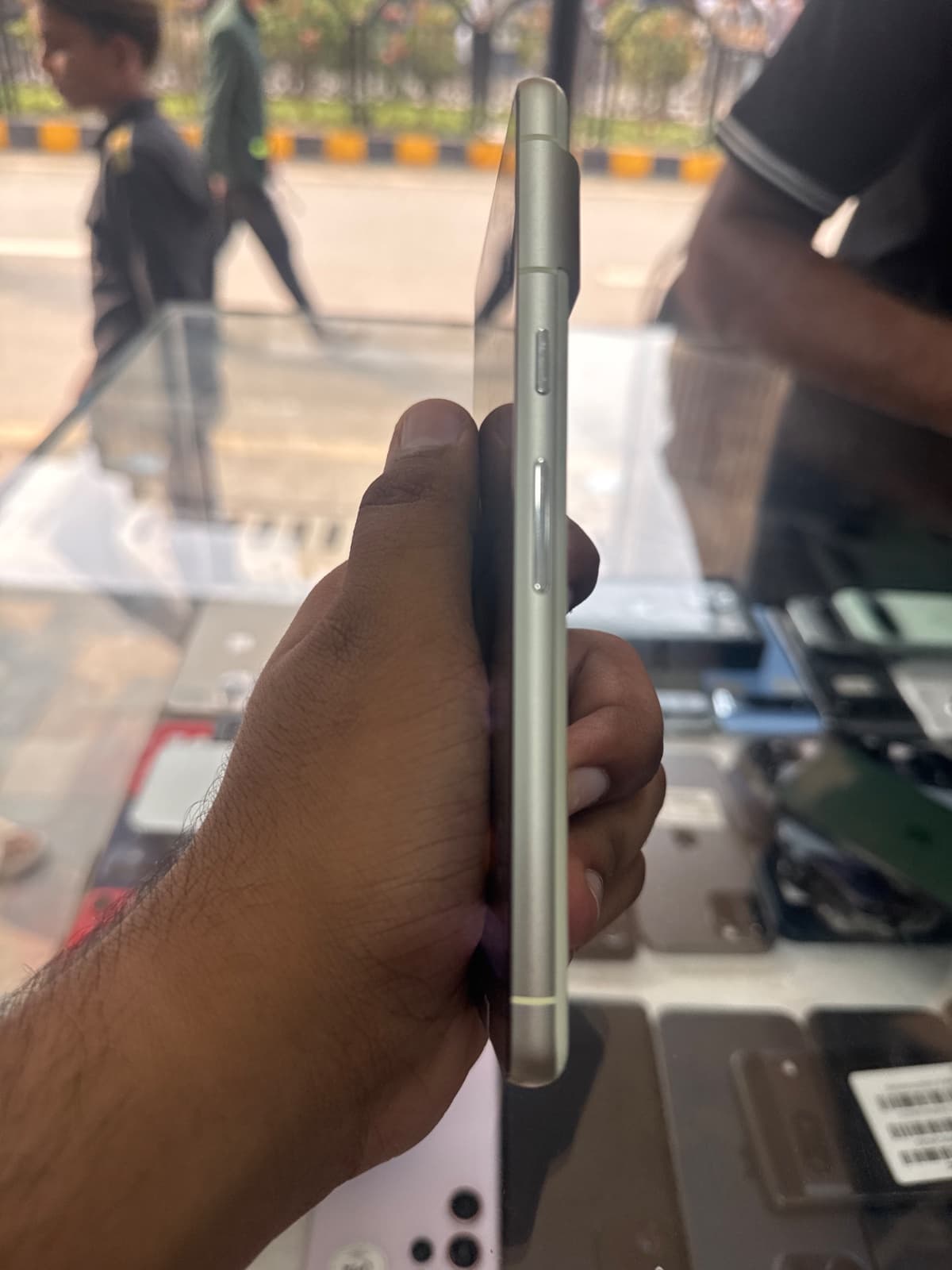 Google Pixel 7 8GB / 128GB in Lemongrass — photo 3