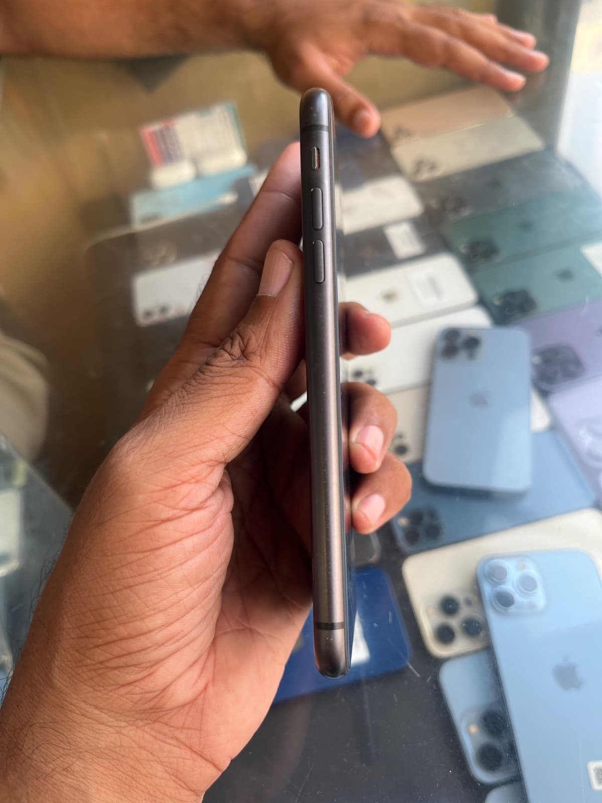 Apple iPhone 11 64GB in Black — photo 4