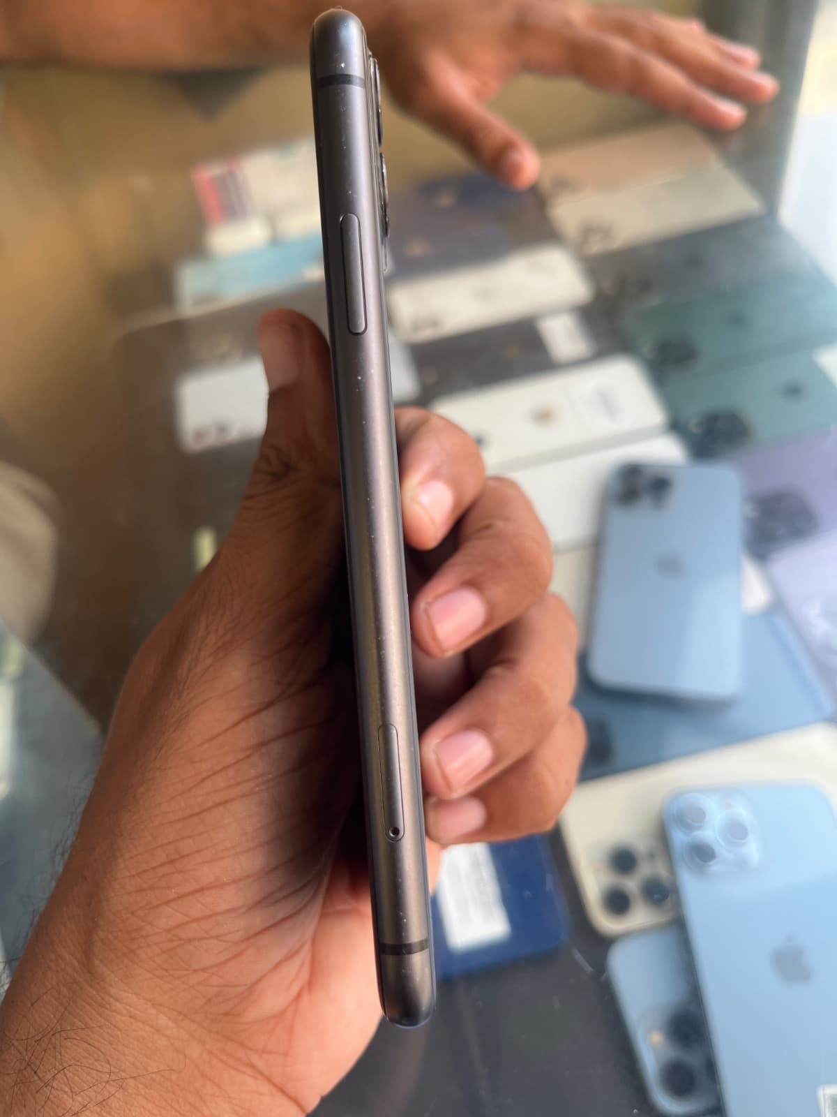 Apple iPhone 11 64GB in Black — photo 3