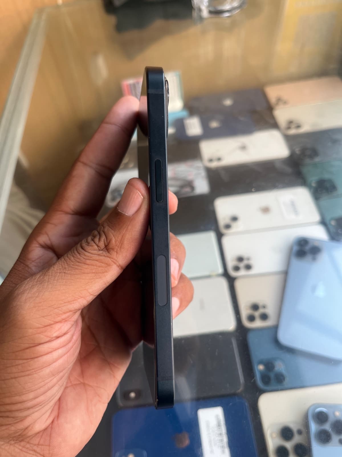 Apple iPhone 13 128GB in Midnight — photo 3