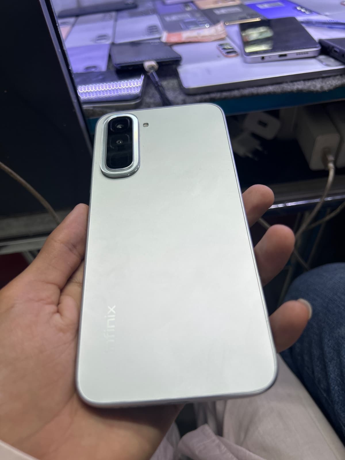 Infinix Hot 70 6GB / 128GB in Silver Dancer — photo 3