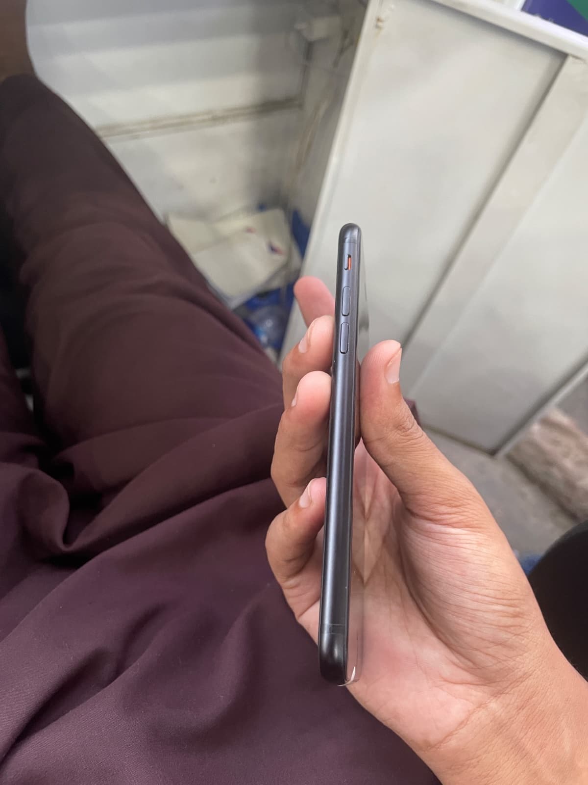 Apple iPhone SE (2020) 64GB in Black — photo 3