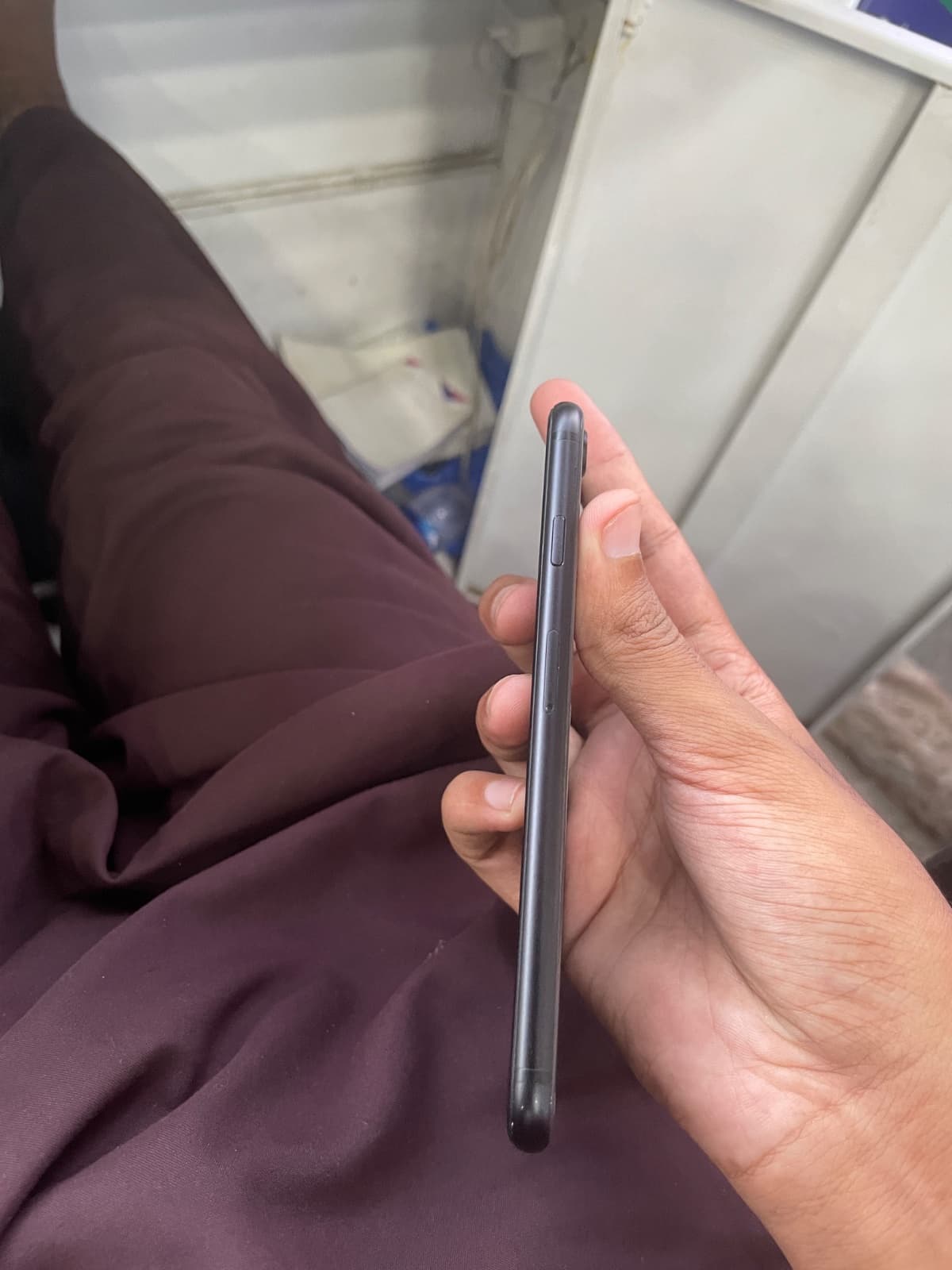 Apple iPhone SE (2020) 64GB in Black — photo 4