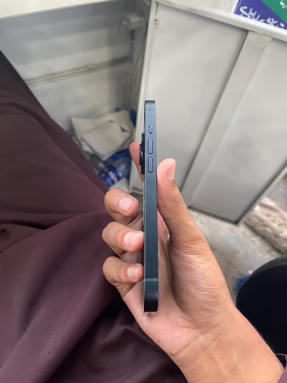 Apple iPhone 14 128GB in Midnight — photo 5