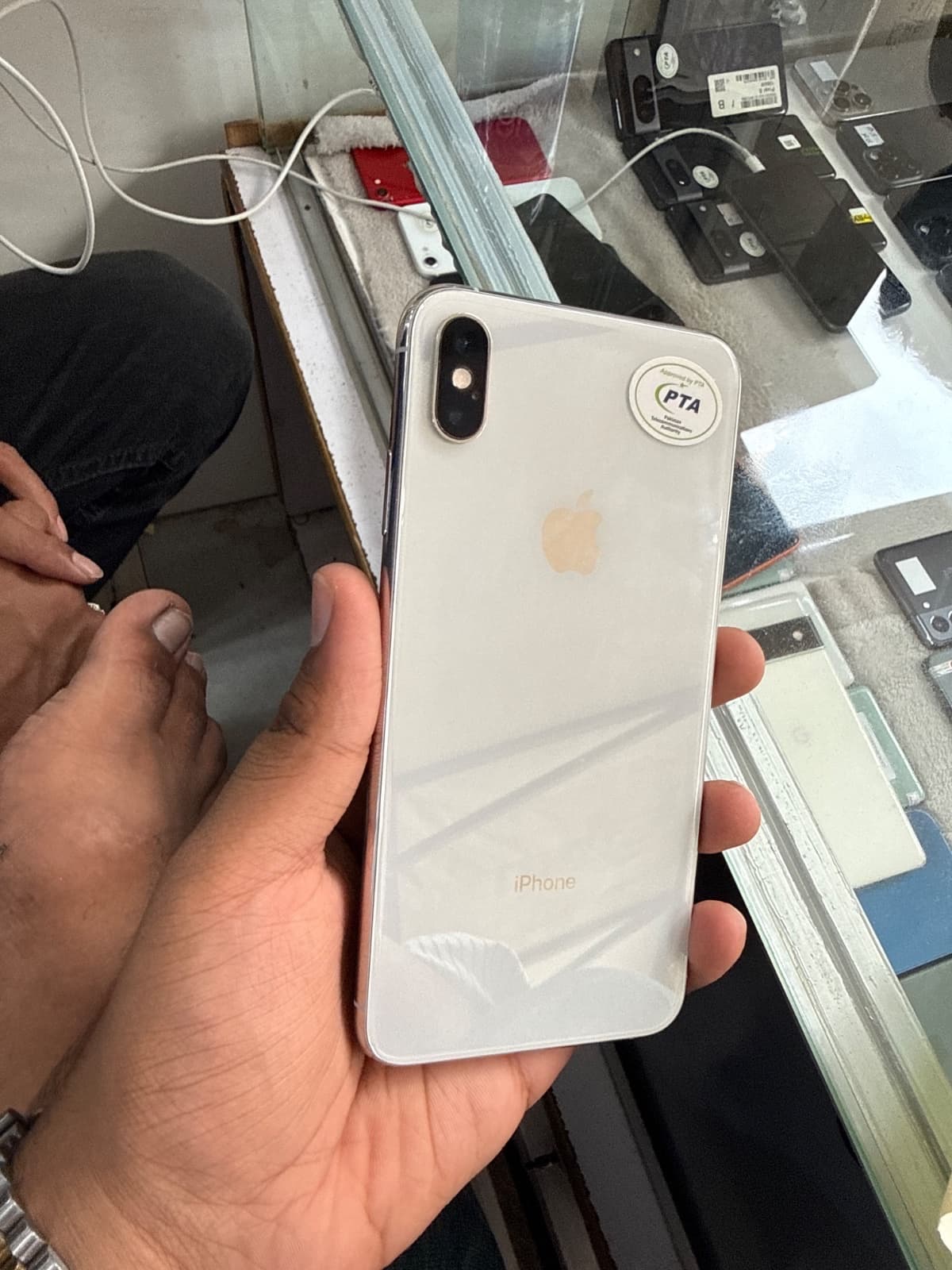 iPhone XS Max · 64GB