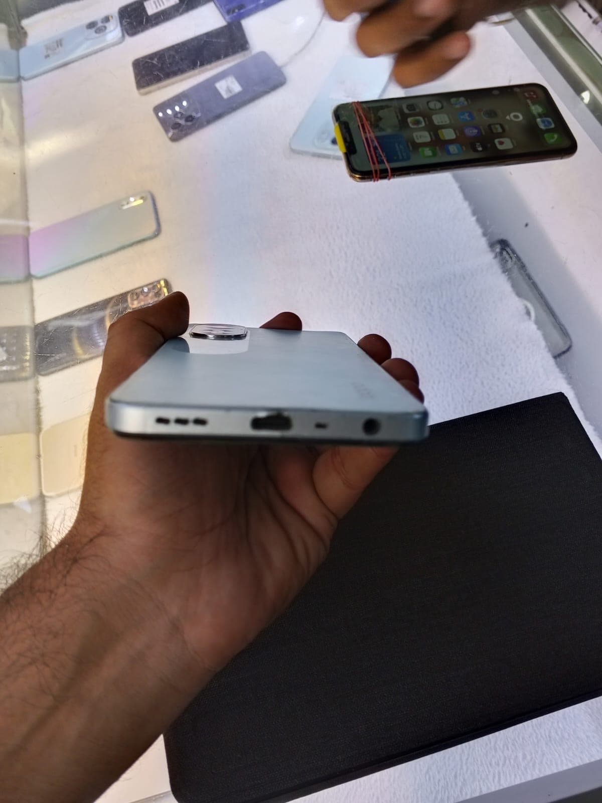 Oppo A18 4GB / 64GB in Glowing Blue — photo 3