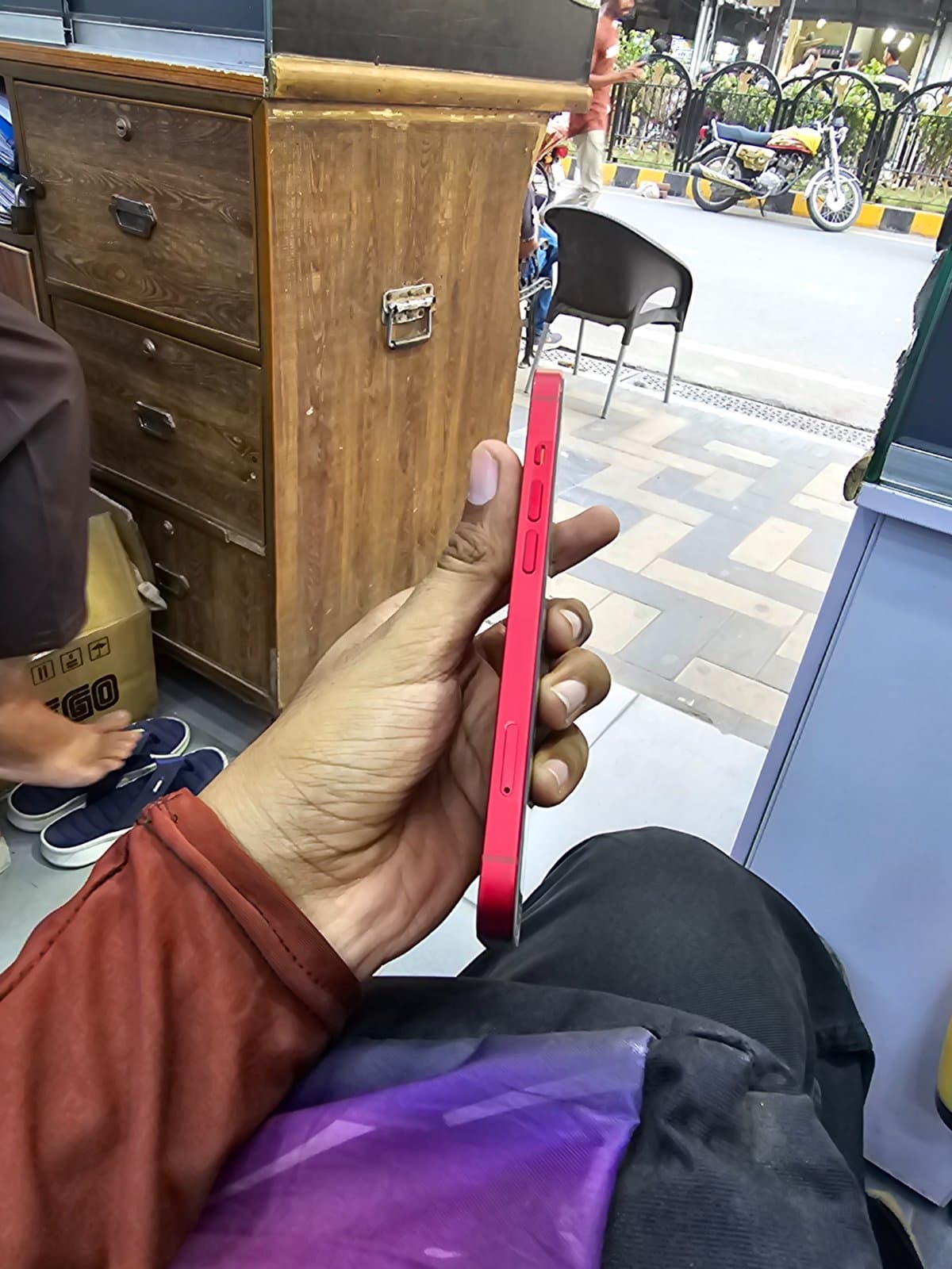 Apple iPhone 13 256GB in (PRODUCT)RED — photo 3
