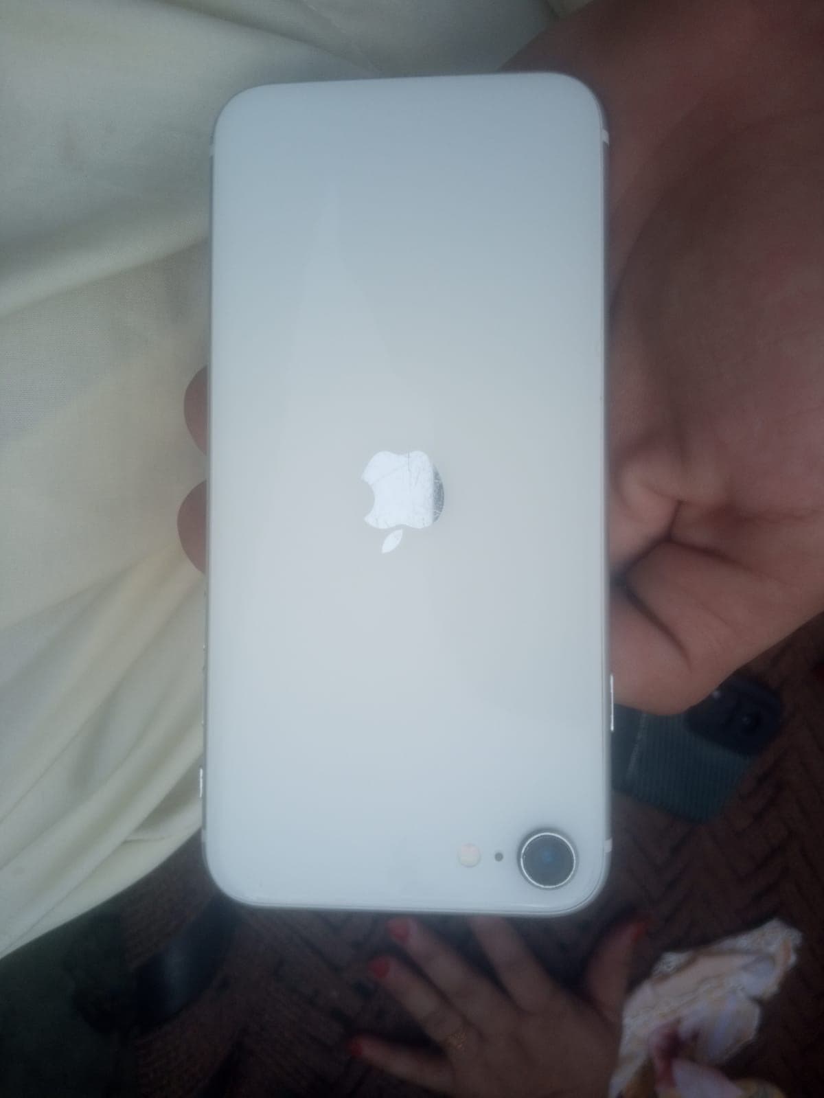Apple iPhone SE (2020) 64GB in White — photo 3