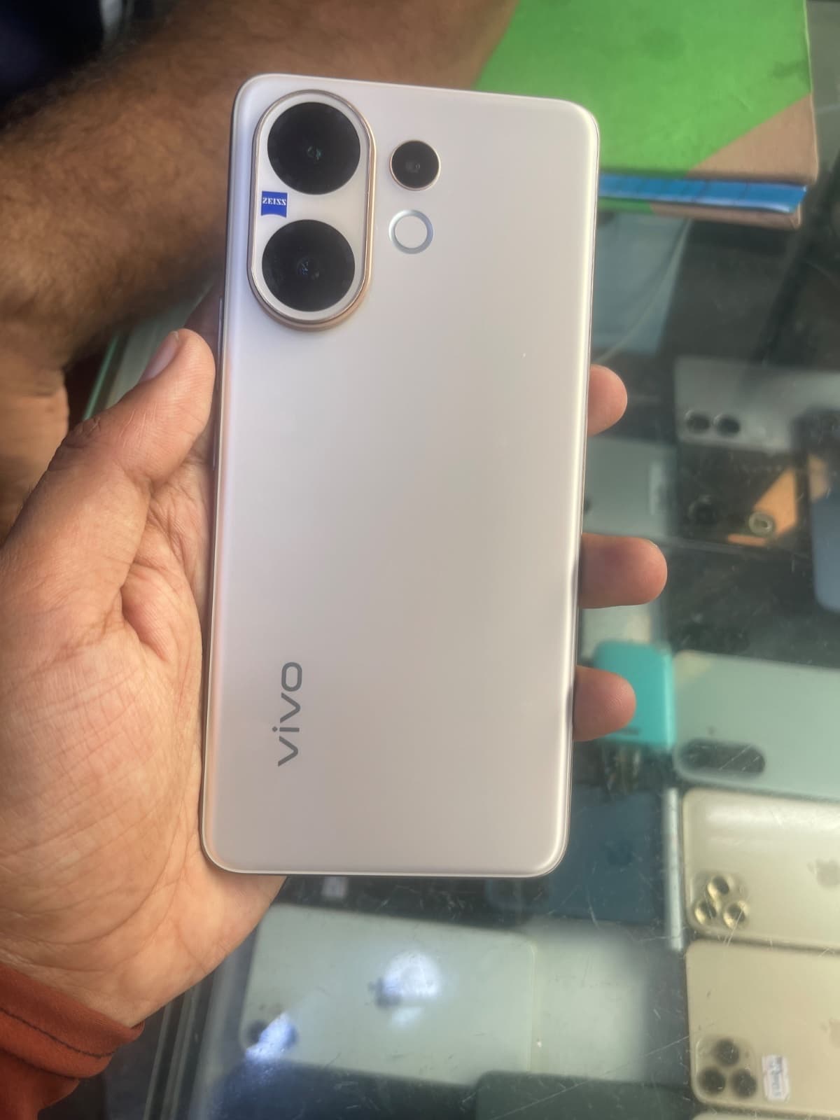 Vivo V60 12GB / 512GB in Desert Gold — photo 1