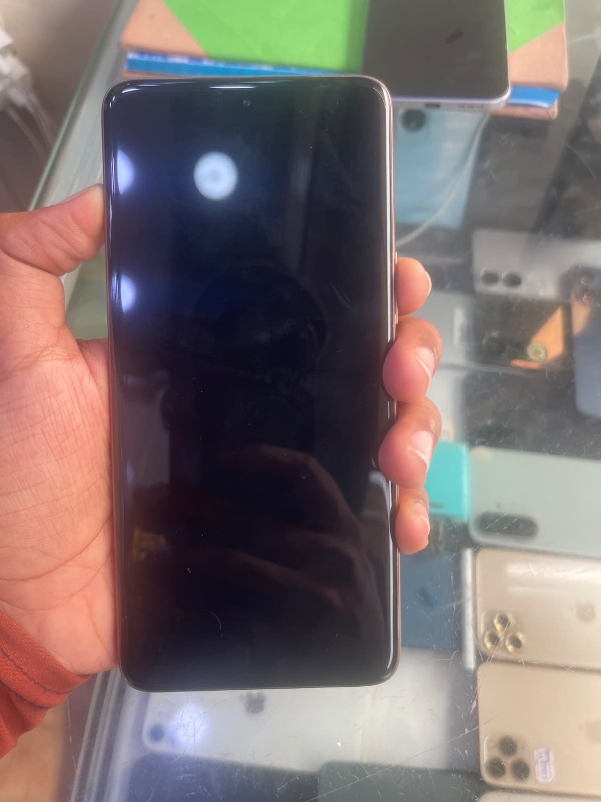 Vivo V60 12GB / 512GB in Desert Gold — photo 2