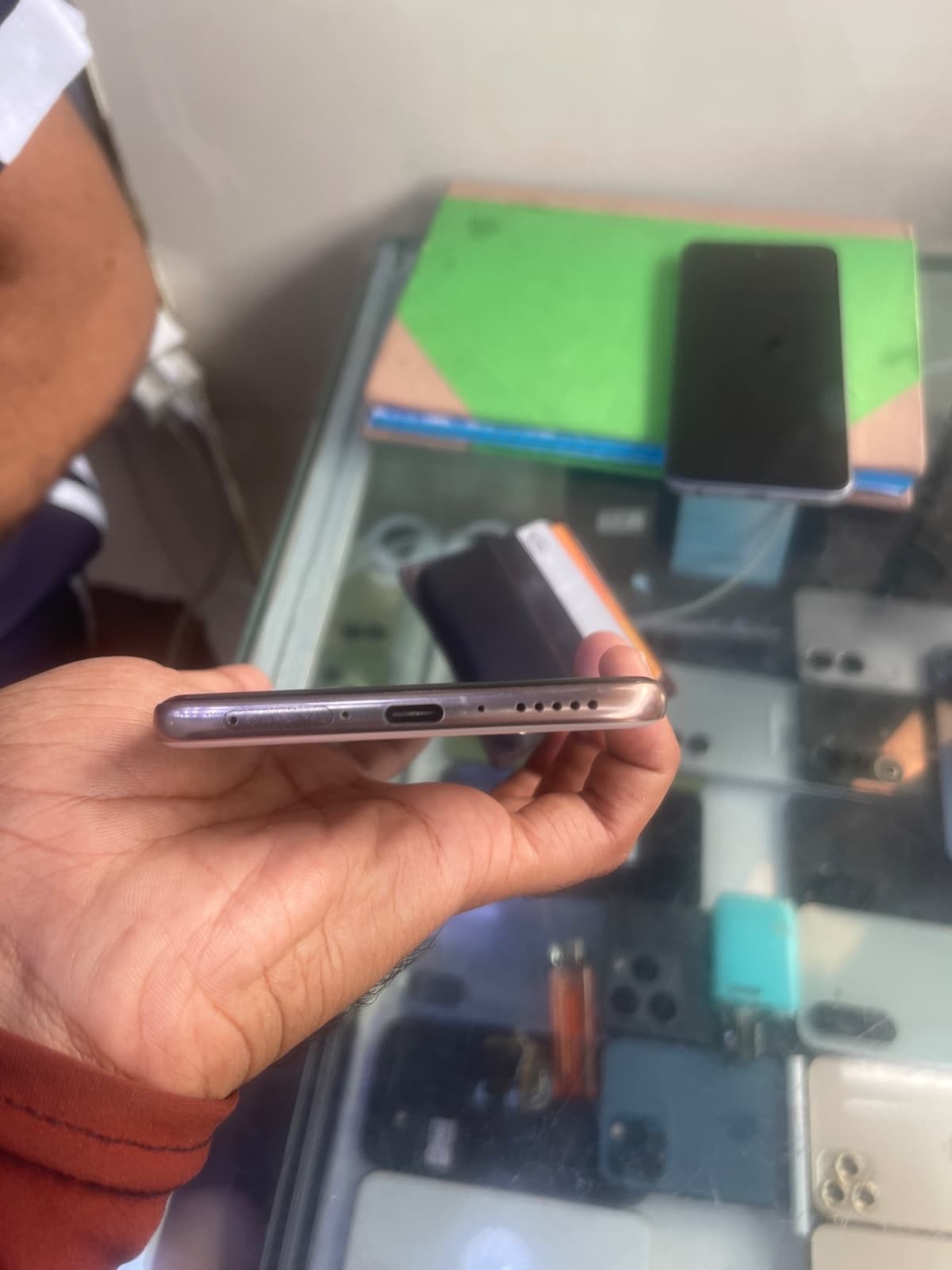 Vivo V60 12GB / 512GB in Desert Gold — photo 3