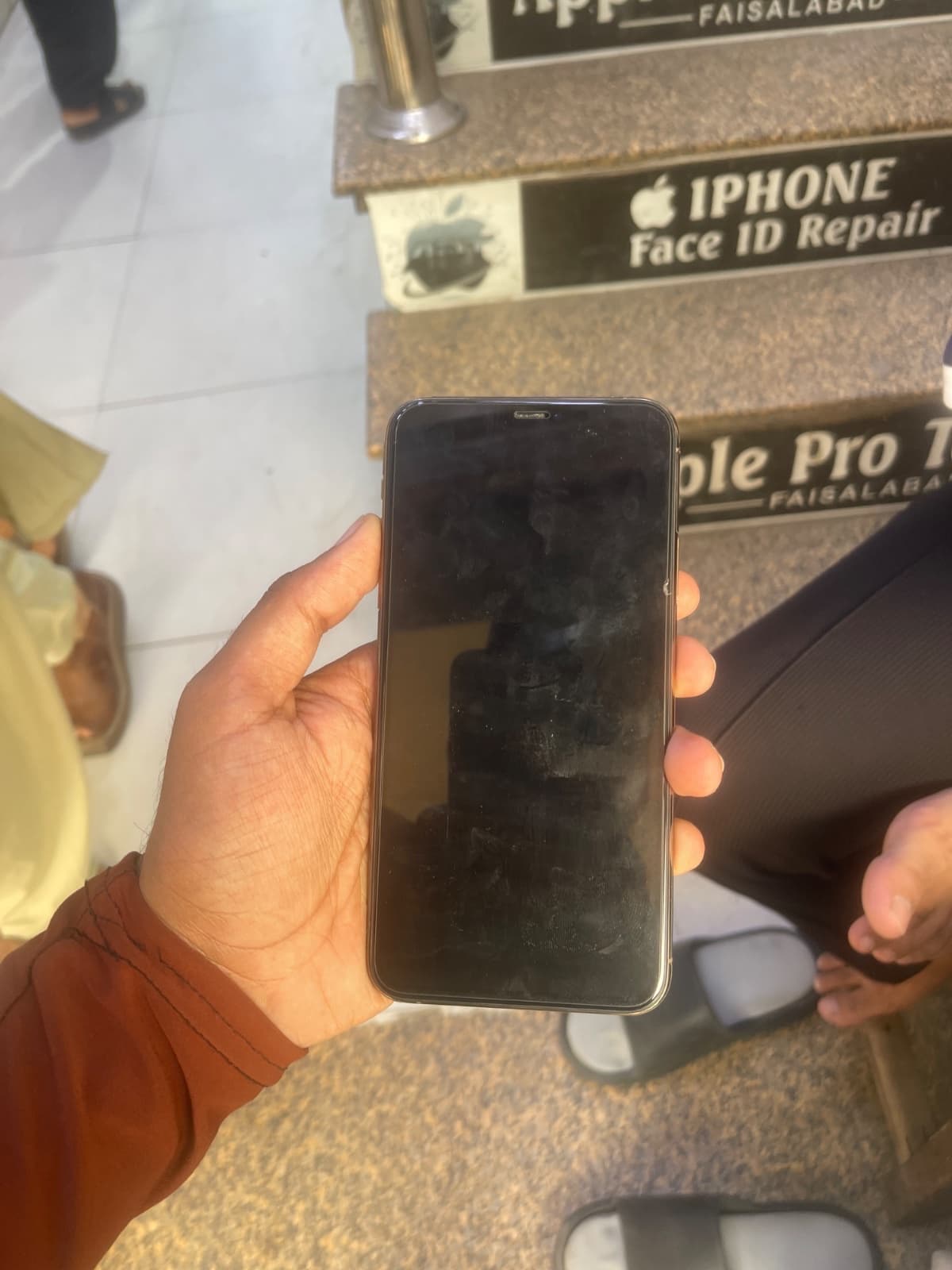 Apple iPhone 11 Pro Max 512GB in Gold — photo 2