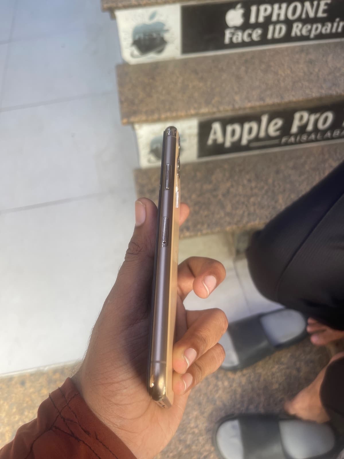 Apple iPhone 11 Pro Max 512GB in Gold — photo 3