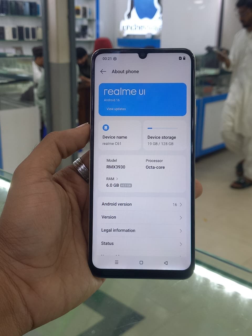 Realme C61 6GB / 128GB in Sparkle Gold — photo 3