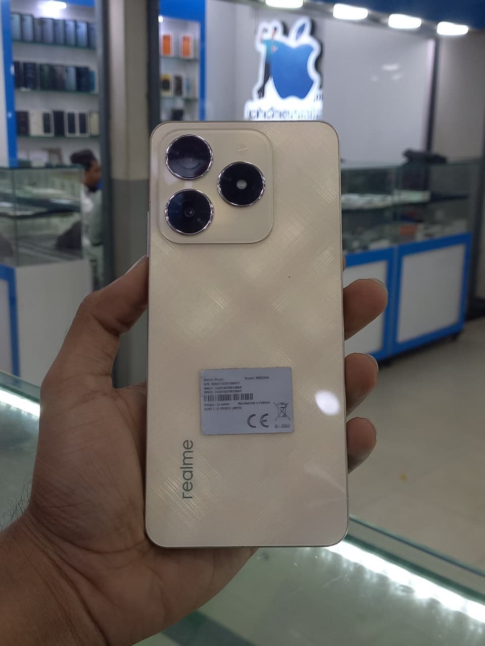 Realme C61 6GB / 128GB in Sparkle Gold — photo 4