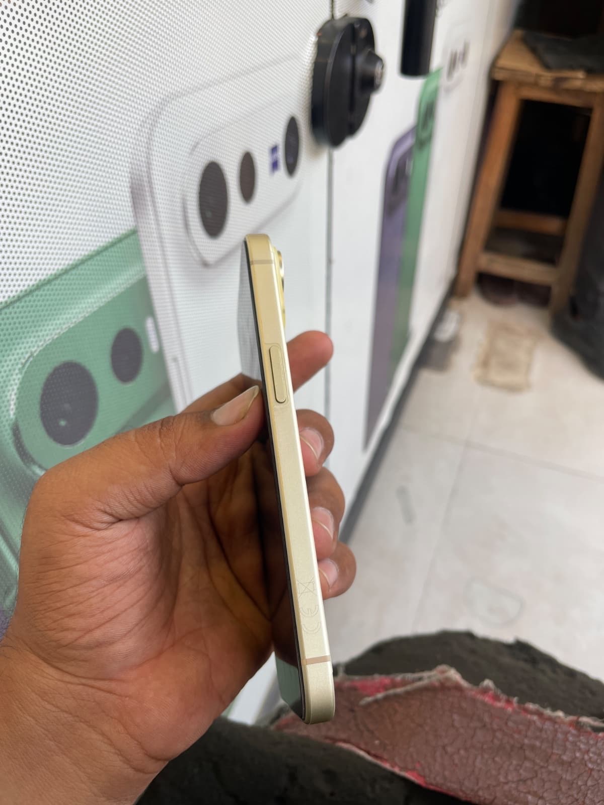 Apple iPhone 15 256GB in Yellow — photo 2