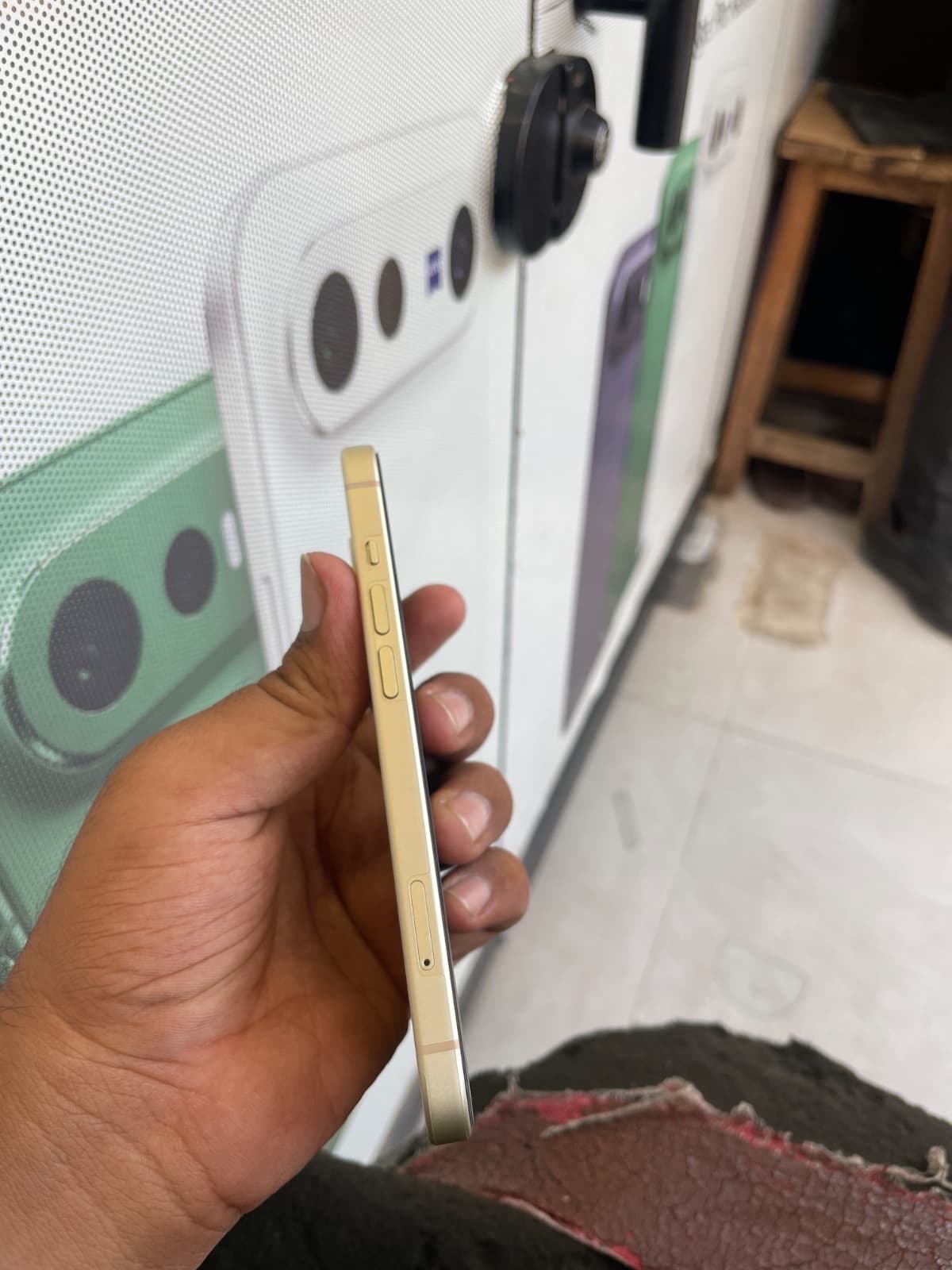Apple iPhone 15 256GB in Yellow — photo 3