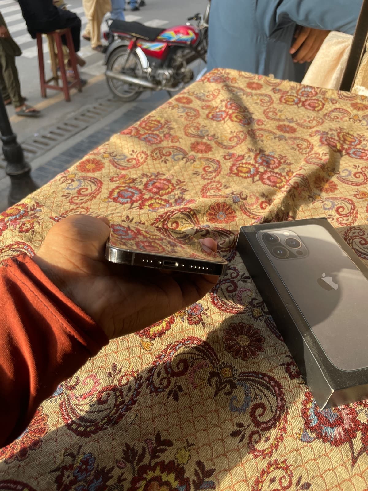 Apple iPhone 13 Pro 128GB in Graphite — photo 3