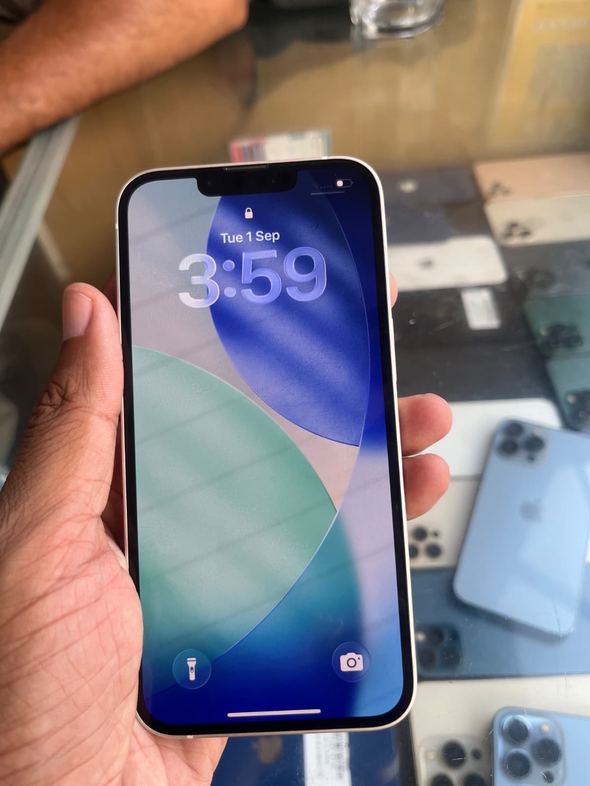 Apple iPhone 13 128GB in Starlight — photo 2