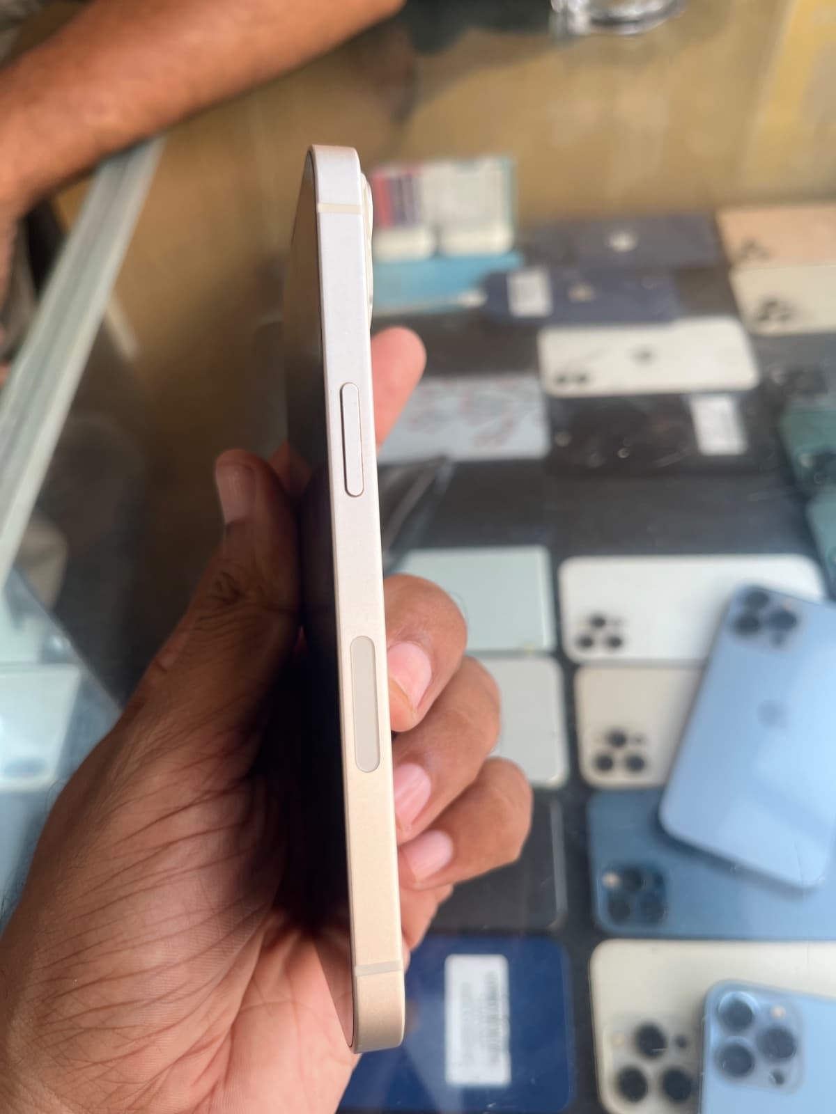 Apple iPhone 13 128GB in Starlight — photo 4