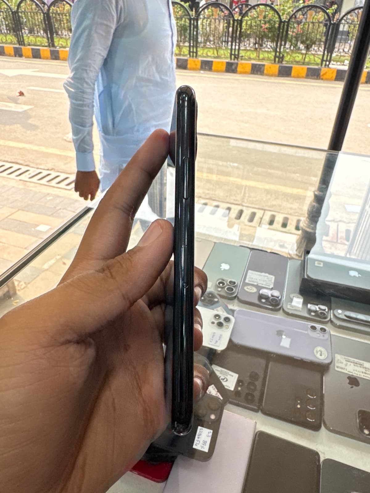 Apple iPhone 11 Pro 64GB in Midnight Green — photo 3