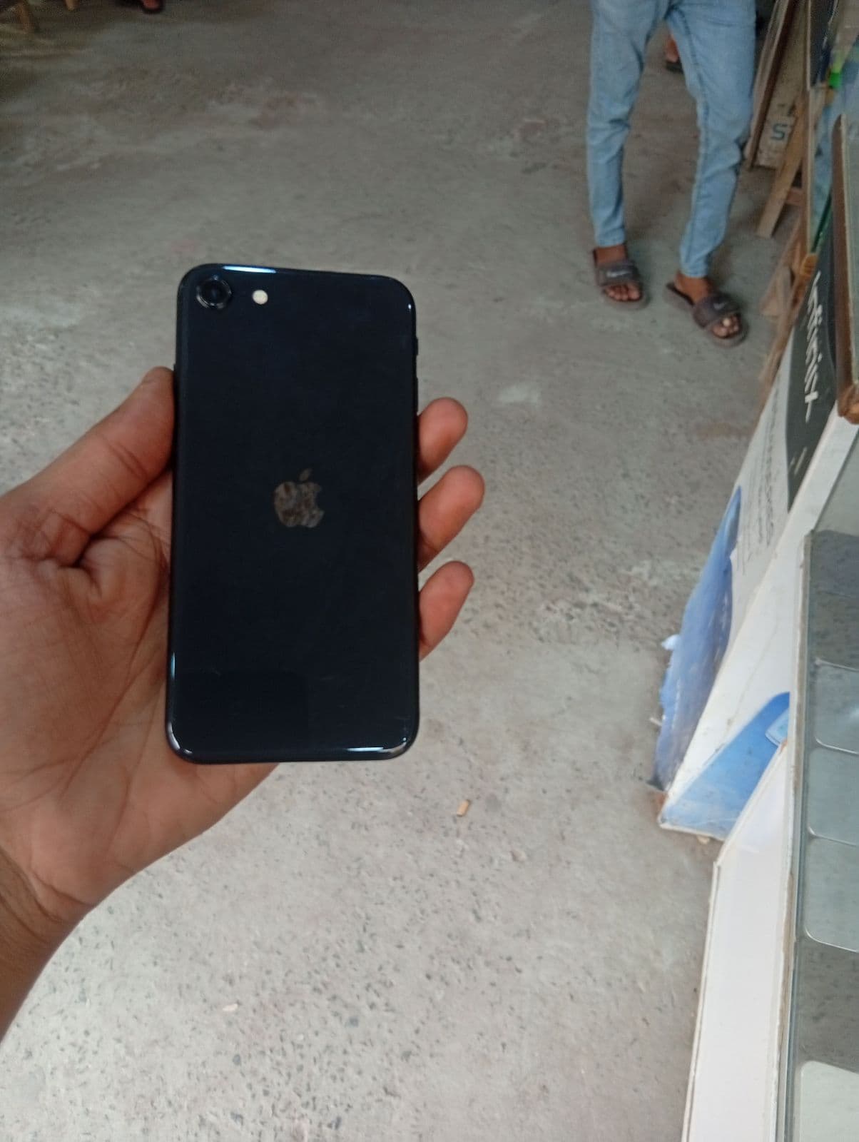 iPhone SE (2020) · 64GB