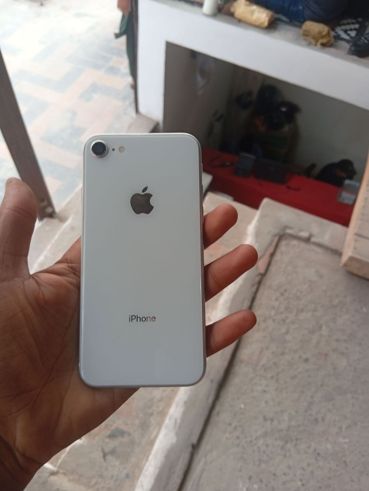 iPhone 8 · 64GB