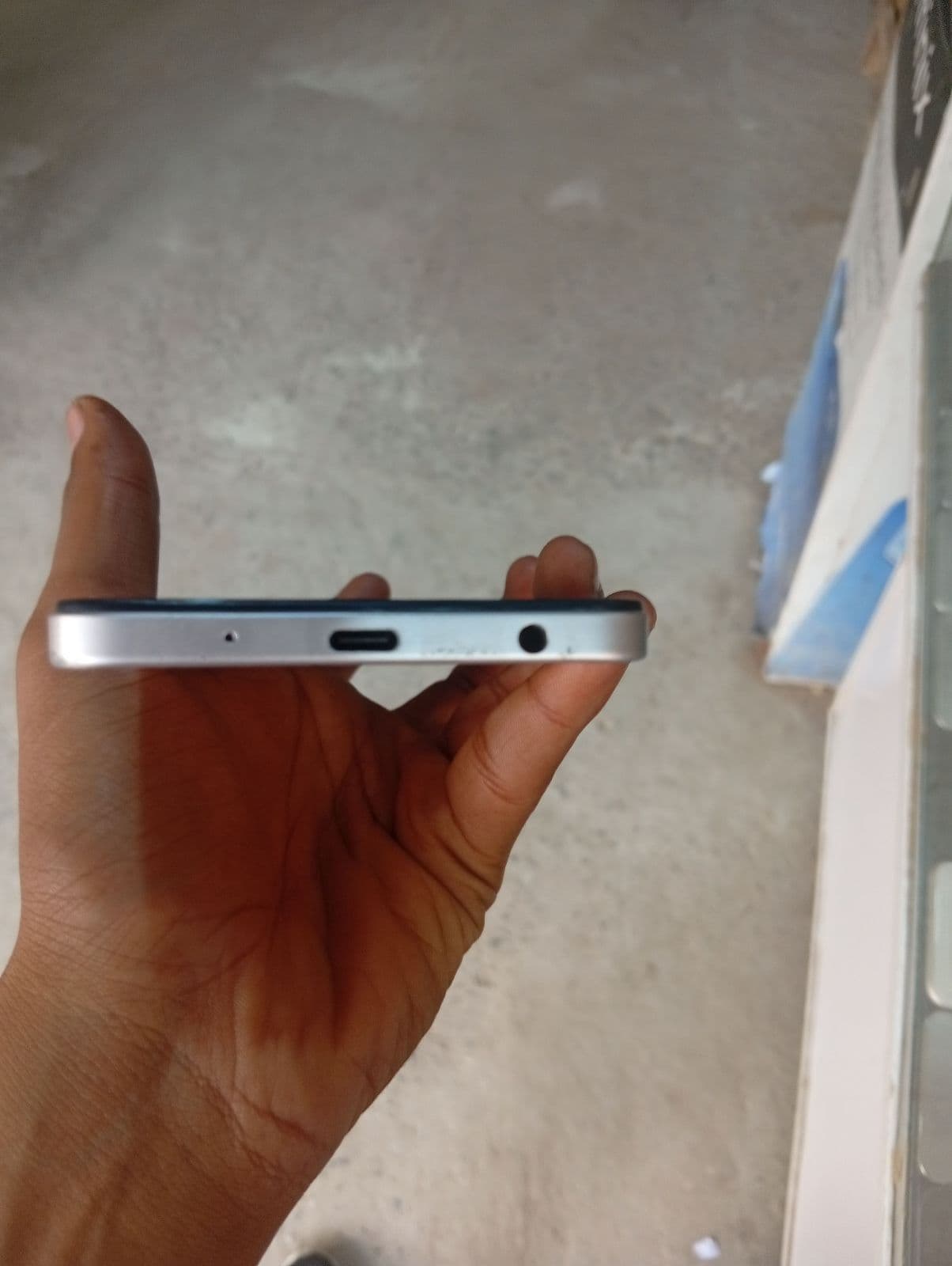 Vivo Y04 4GB / 64GB in Titanium Gold — photo 3