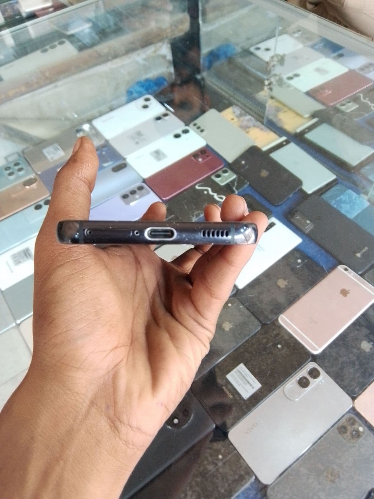 Samsung Galaxy S22 8GB / 128GB in Phantom Black — photo 3