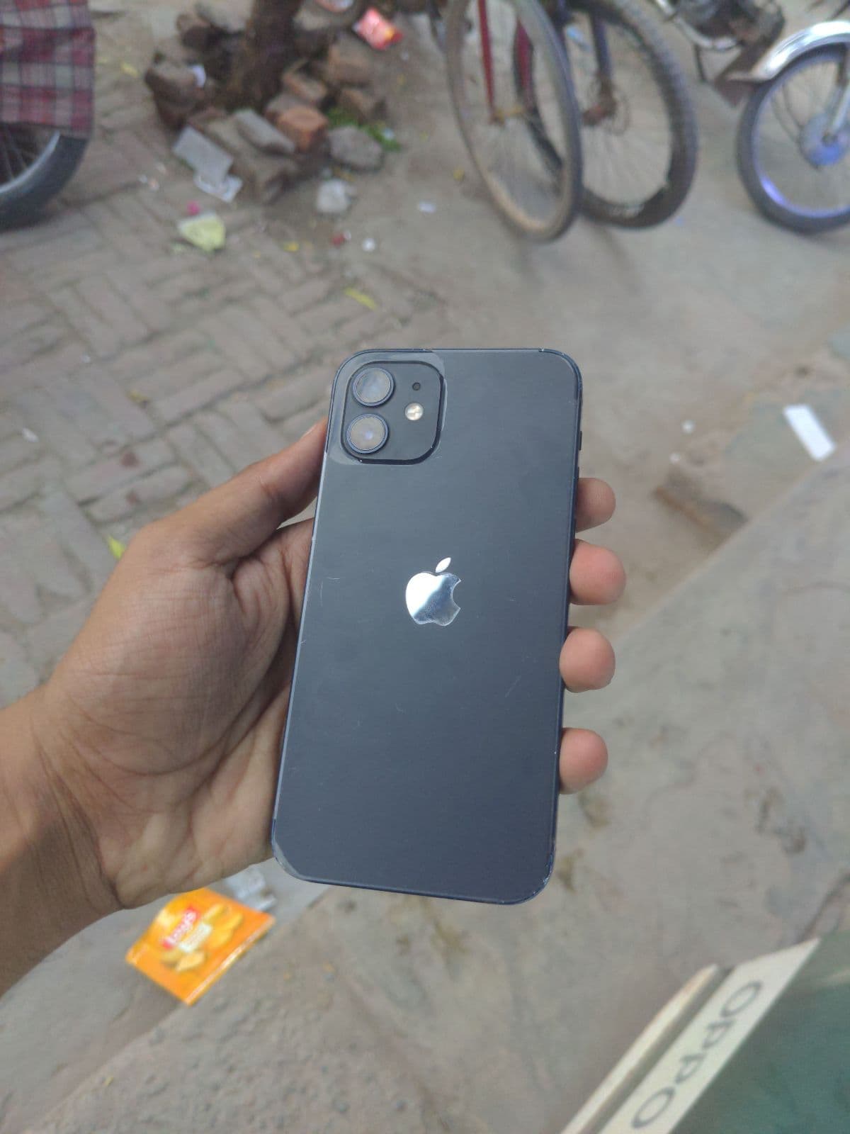 iPhone 12 · 64GB