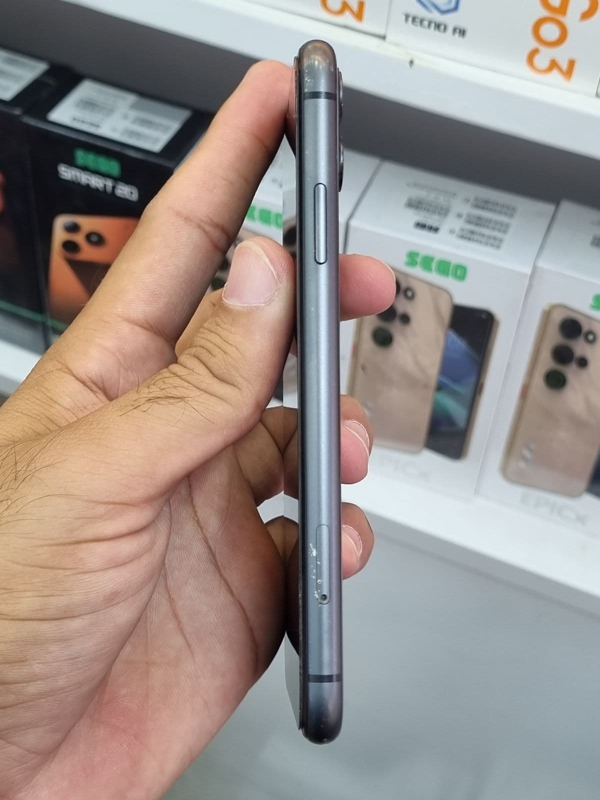 Apple iPhone 11 64GB in Black — photo 3