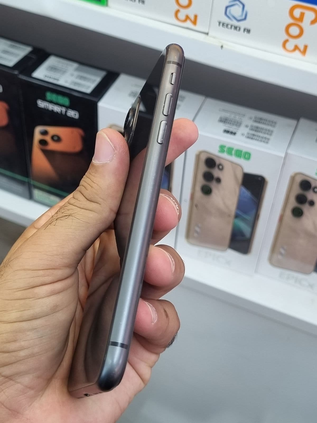 Apple iPhone 11 64GB in Black — photo 4