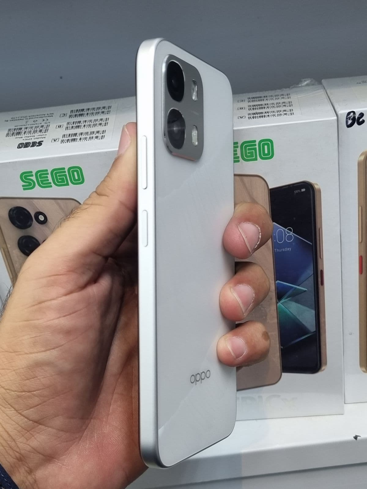 Oppo A6s 8GB / 256GB in Ice White — photo 2