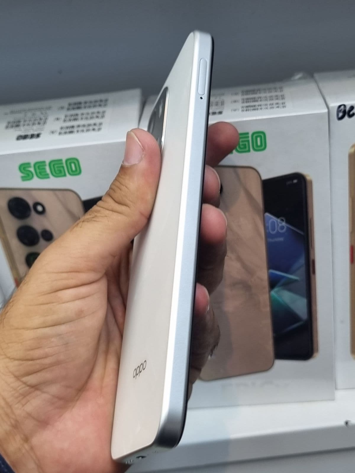 Oppo A6s 8GB / 256GB in Ice White — photo 3