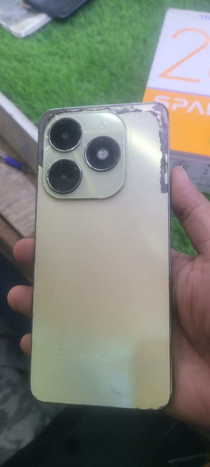 Tecno Spark 20 8GB / 256GB in Neon Gold — photo 2