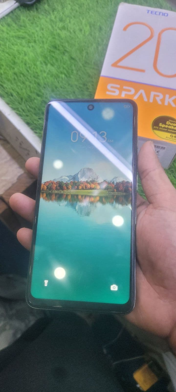 Tecno Spark 20 8GB / 256GB in Neon Gold — photo 4