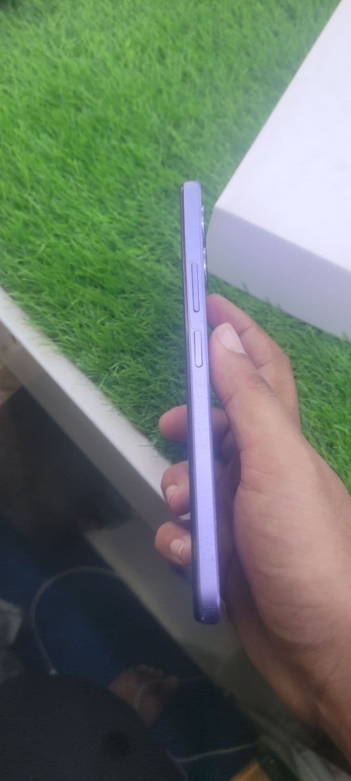 Vivo Y17s 6GB / 128GB in Glitter Purple — photo 2